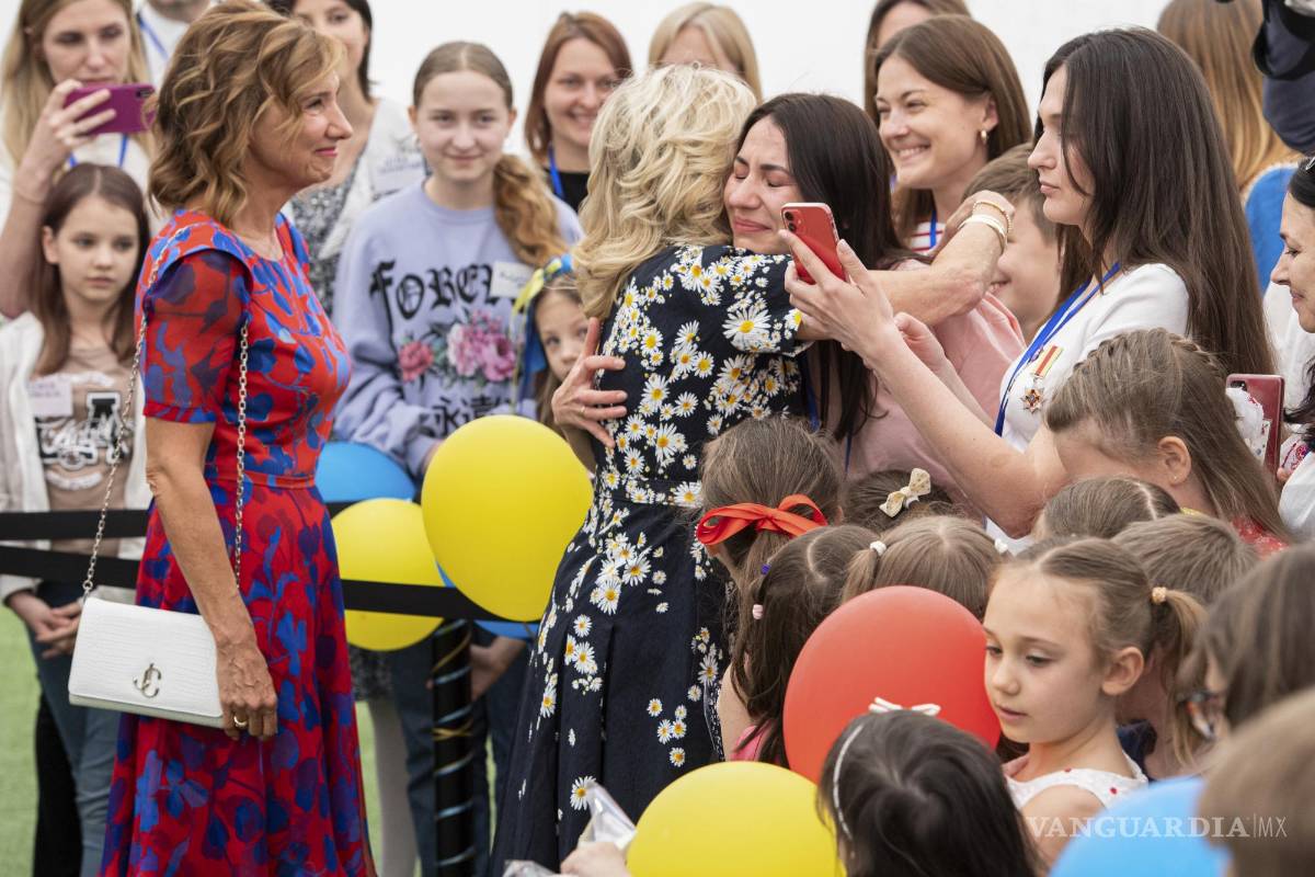 $!La Primera Dama Jill Biden abraza a una mujer durante su visita a la Escuela Uruguay, en Bucarest Rumania.