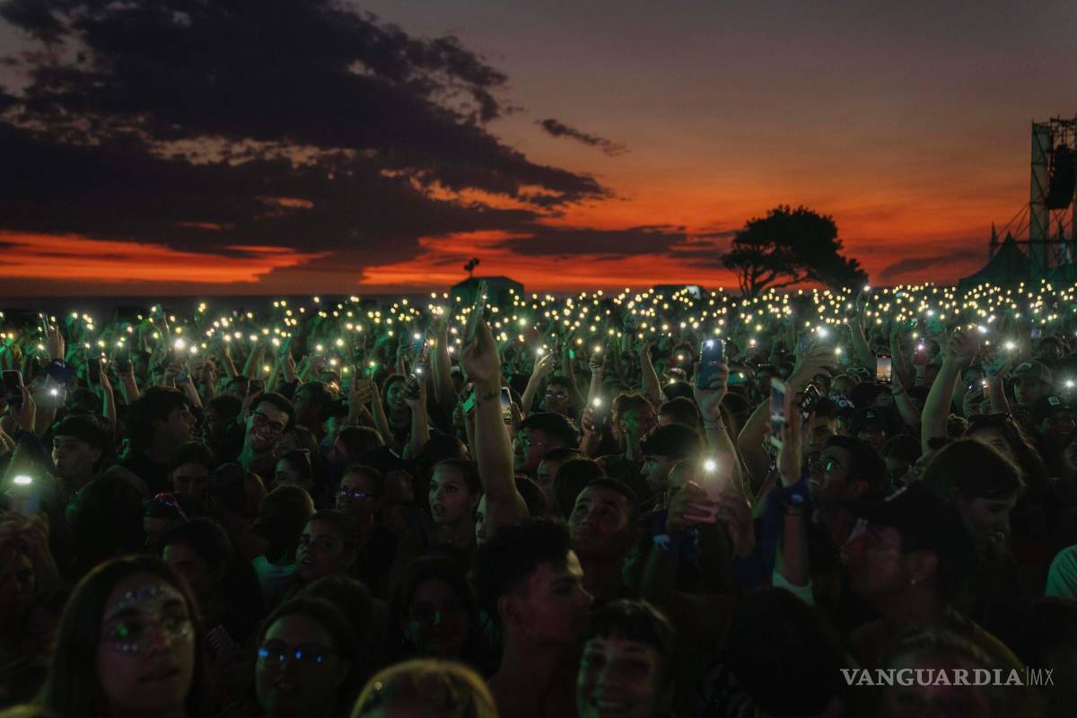$!Aficionados a la música asisten al festival Here we are, celebrado durante el mes de la historia de la mujer, en Montevideo, Uruguay, el 19 de marzo de 2023.
