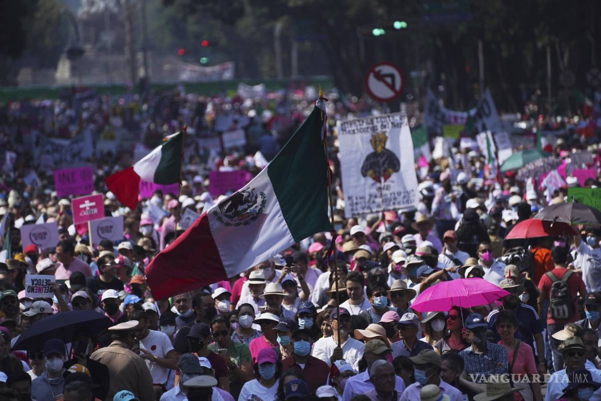 $!Organizaciones ciudadanas marchan en apoyo al INE mientras el presidente Andrés Manuel López Obrador presiona para reformarlo, en la Ciudad de México.