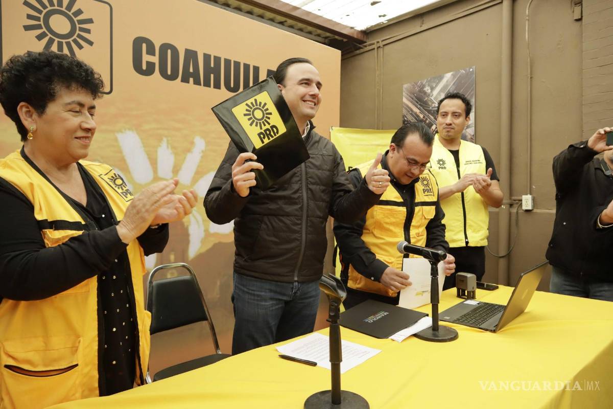 $!Saltillo, Coah. Mex. 13 de diciembre del 2023 Manolo Jiménez se registro como aspirante a candidato a Gobernador por el Partido de la Revolución Democrática, esto en un evento donde fue acompañado por figuras de este partido.