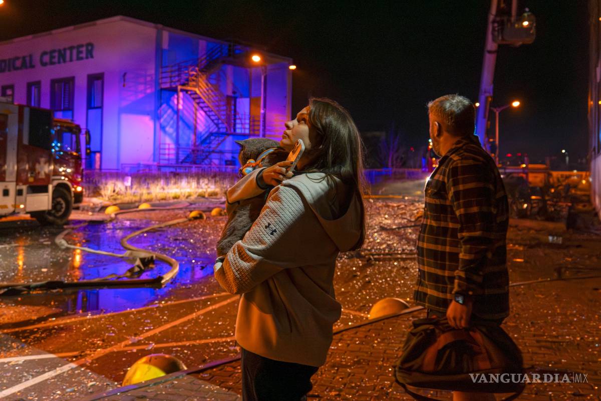 $!Tetiana, de 29 años, tranquiliza a su hija Sofía, de 10 meses, en el albergue para desplazados internos en Bucha, Ucrania.