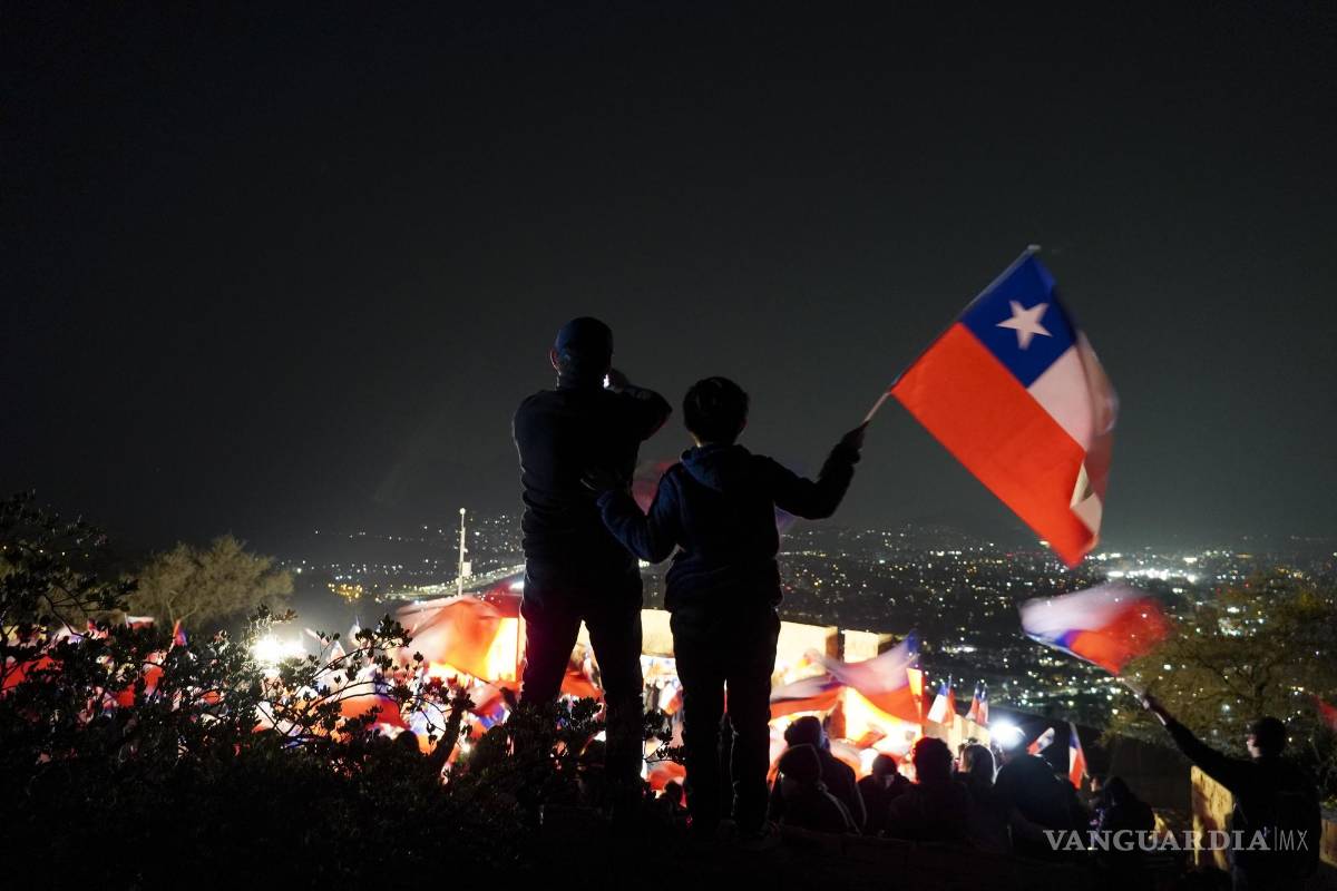 $!Manifestantes protestan contra la propuesta de nueva Constitución en Santiago de Chile.