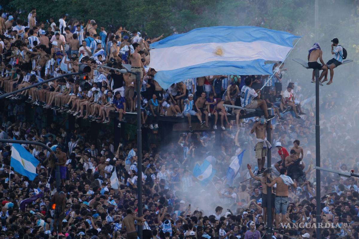 $!Los fanáticos del fútbol argentino celebran la victoria de su equipo en la Copa Mundial sobre Francia, en Buenos Aires, Argentina.