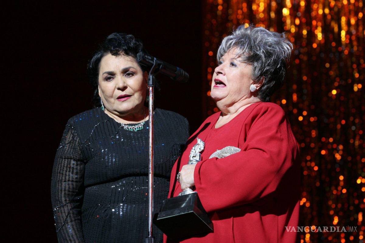 $!7 de marzo de 2007. Evita Muñoz “Chachita” recibió de Carmen Salinas una presea por sus 66 años de trayectoria artística entrega de las Diosas de plata Cuartoscuro/Nelly Salas