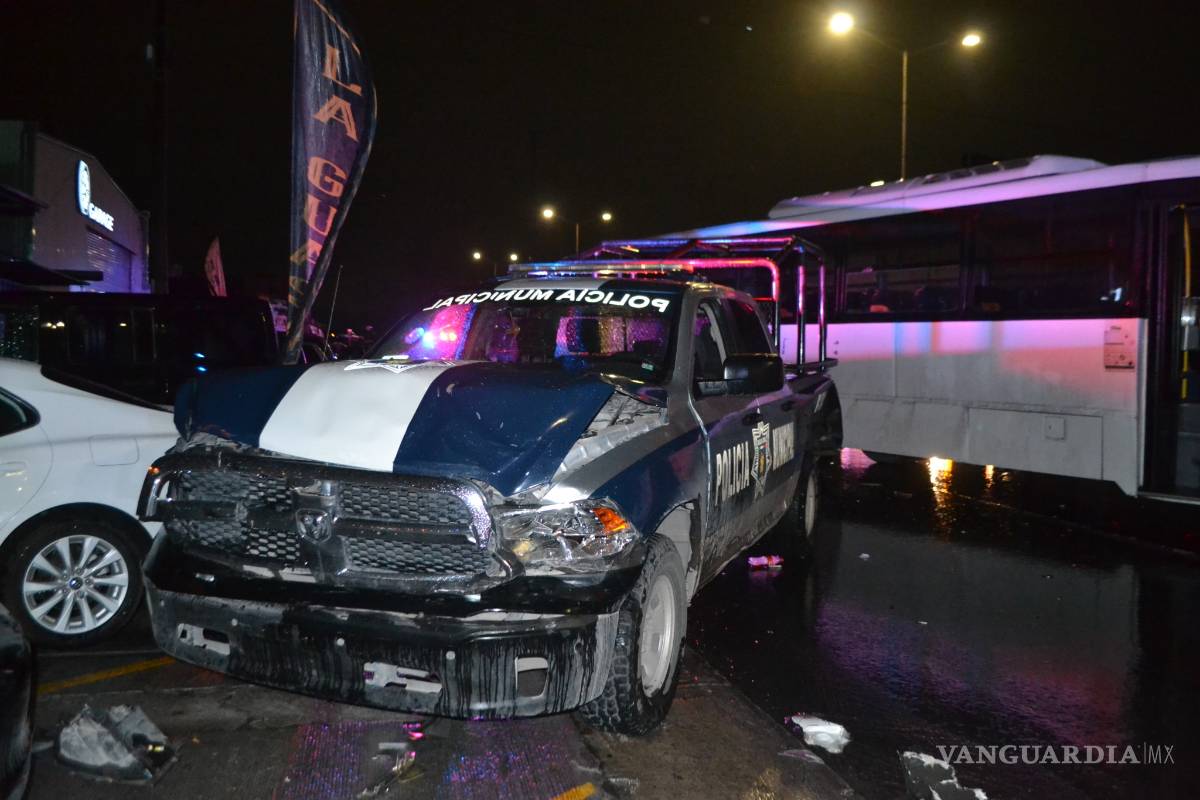 Impacta a par de patrullas; oficial resulta lesionada al norte de Saltillo