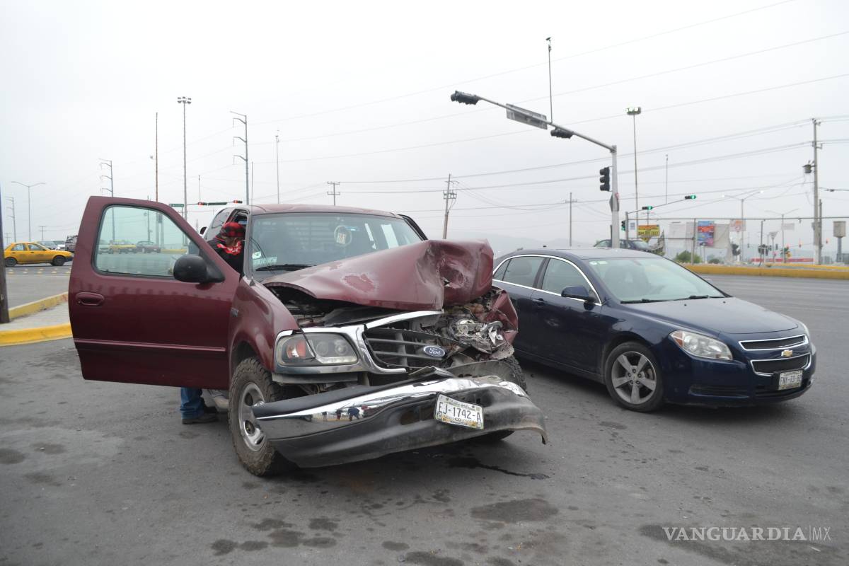 Conductores salen ilesos tras carambolas