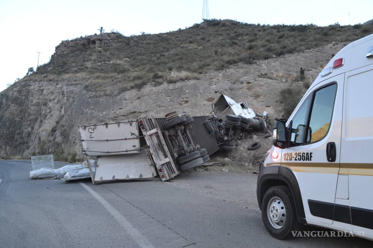 Vuelca tráiler tras perder el control en Los Chorros