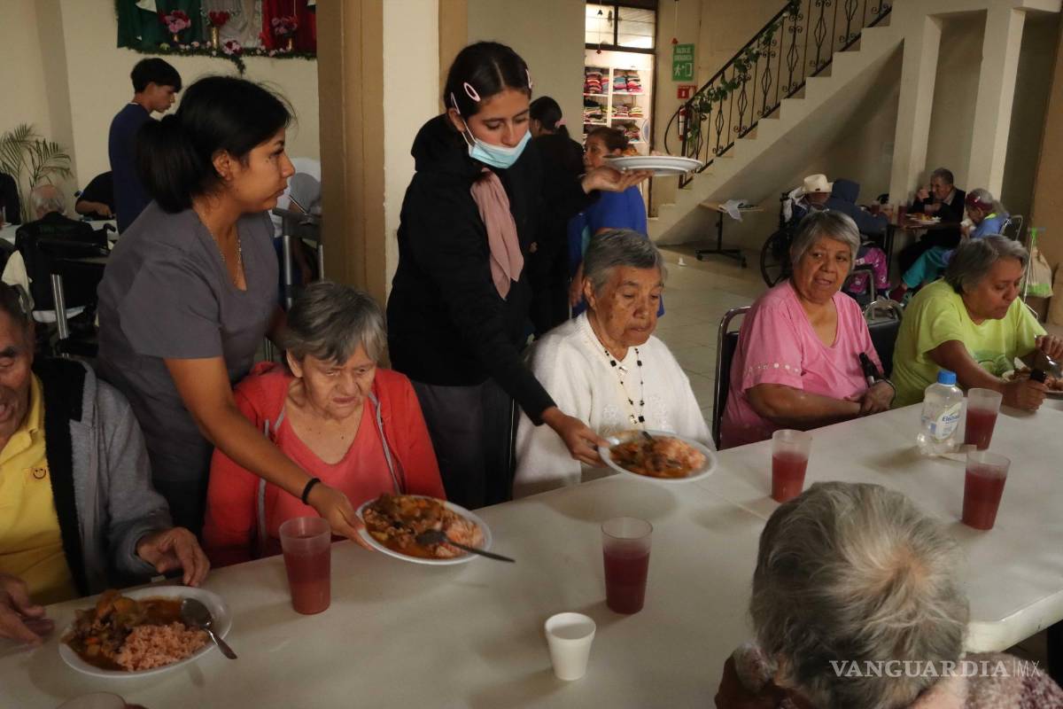 $!El ambiente acogedor de la casa fomenta la interacción y el apoyo mutuo entre los abuelitos.