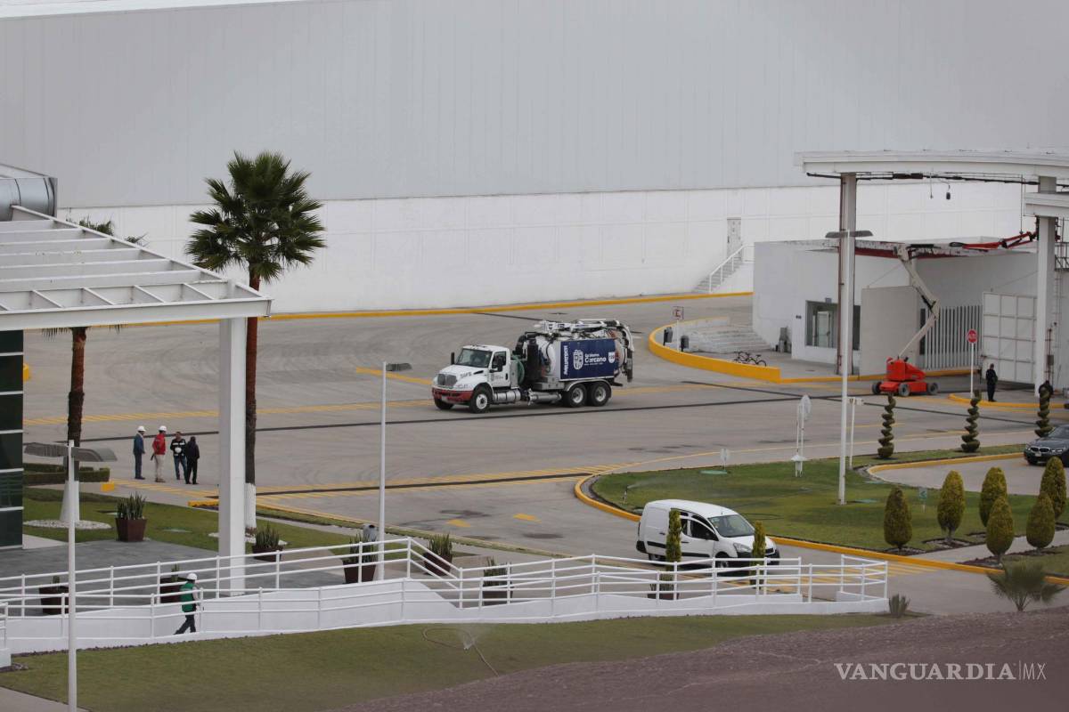 $!EUM20231226POL52.JPG HUEHUETOCA, Méx. Construction/Construcción-Megafarmacia.- 26 de diciembre de 2023. A dos días de la inauguración de la megafarmacia, en Huehuetoca, Estado de México, avanzan a marcha forzada los trabajos de mantenimiento en el exterior; aún no hay evidencia de la llegada de medicamentos. Foto: Agencia EL UNIVERSAL/Carlos Mejía/EELG