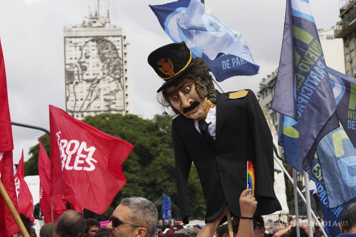$!Manifestantes sostienen un muñeco de Javier Milei durante la conmemoración del aniversario del golpe militar de Argentina de 1976, en Buenos Aires, Argentina.