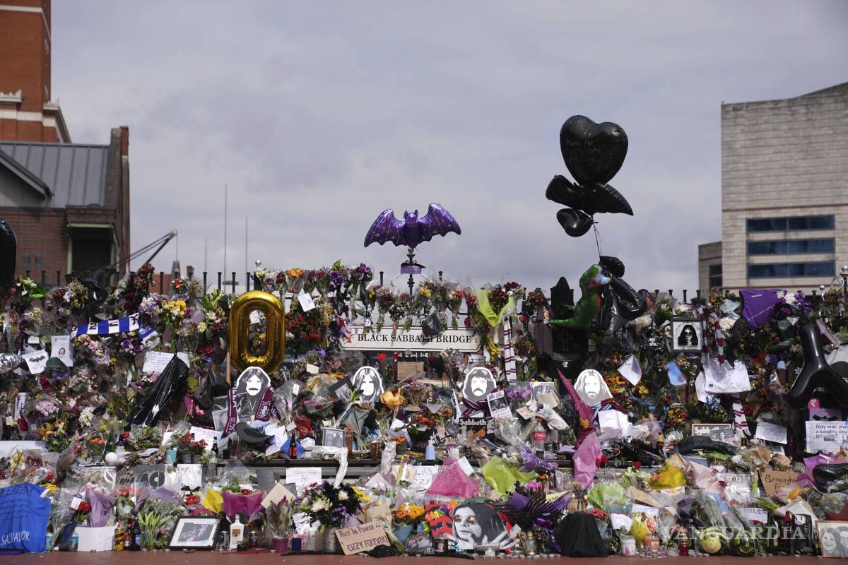 $!Ofrendas florales colocadas en el banco del puente Black Sabbath en Broad Street en memoria del líder de Black Sabbath, Ozzy Osbourne.