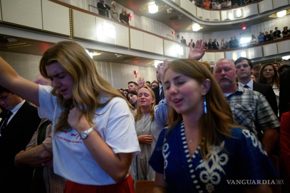 $!La gente canta y reza en una vigilia de oración por Charlie Kirk en el Centro Conmemorativo John F. Kennedy para las Artes Escénicas en Washington.