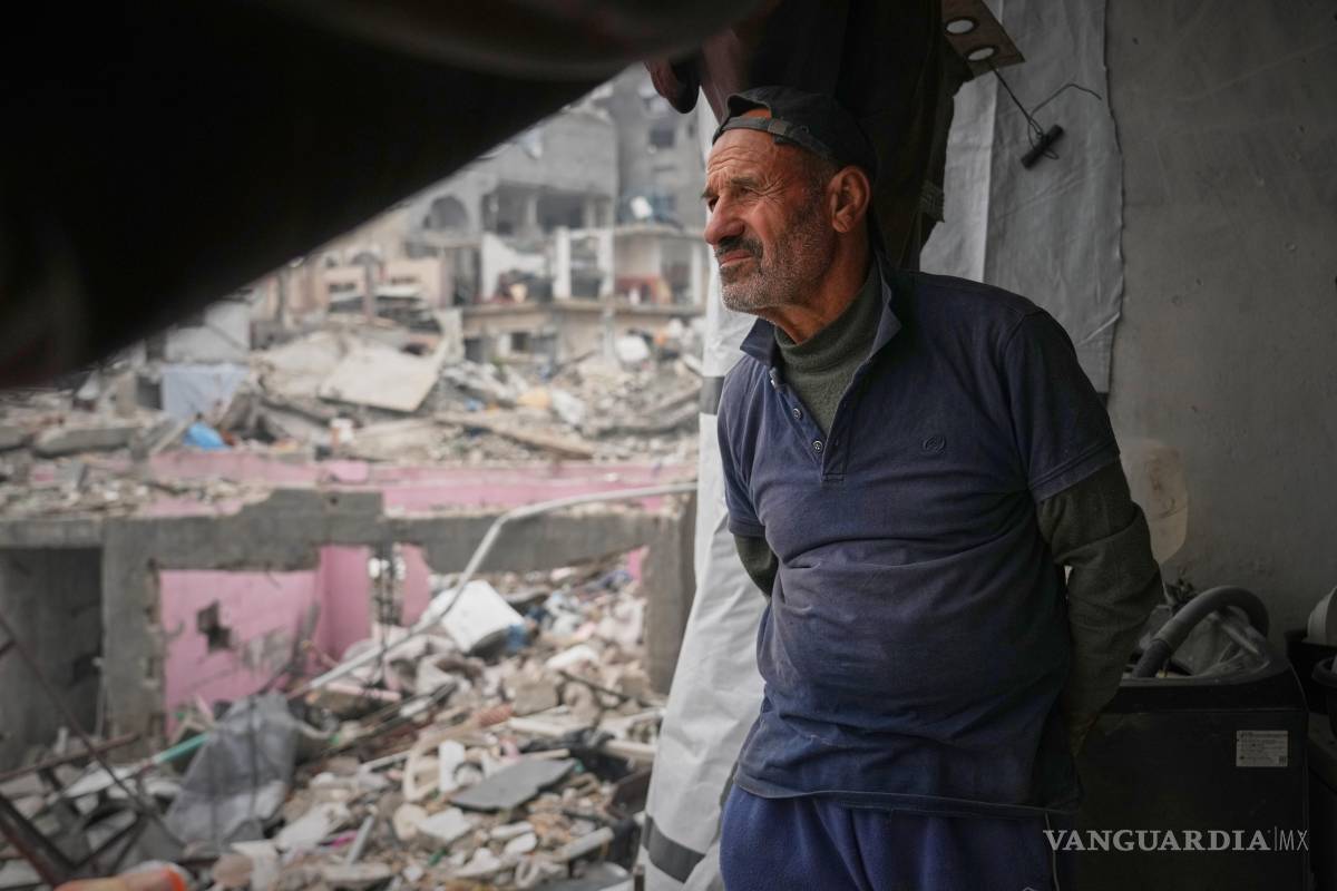 $!Khaled Nassar mira a la destrucción en su apartamento en el campo de refugiados de Jabaliya en Ciudad de Gaza.