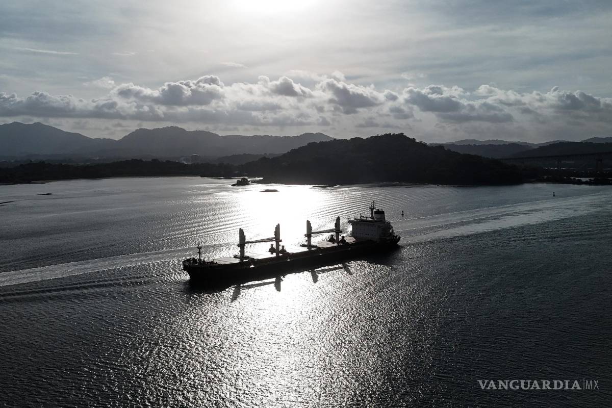 $!Un buque de carga transita por el Canal de Panamá después de que las autoridades anunciaran una reducción en los tránsitos diarios debido a los pronósticos de condiciones de El Niño.