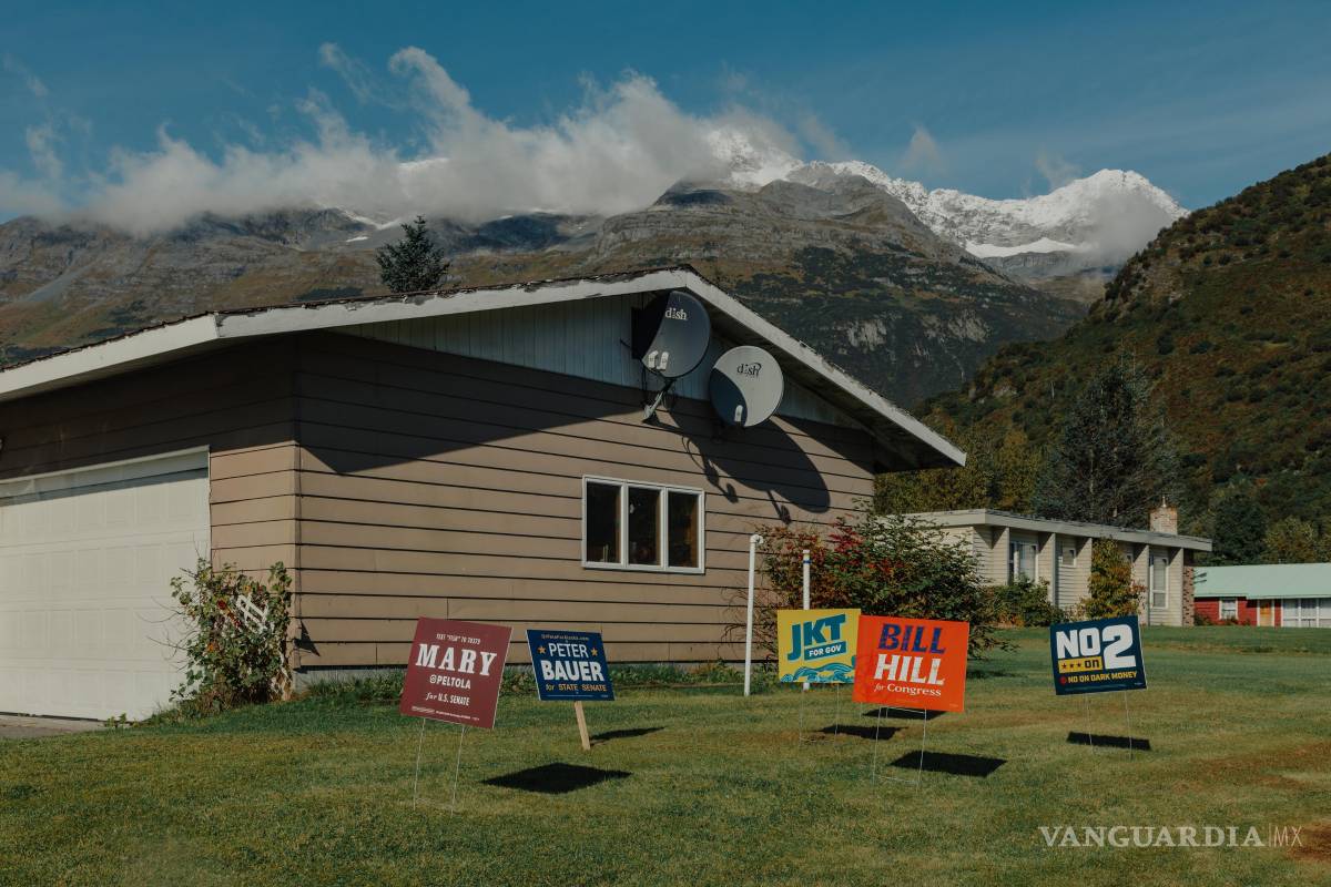 $!Carteles de apoyo a Mary Peltola para el Senado en Valdez, Alaska, el 22 de septiembre de 2026.