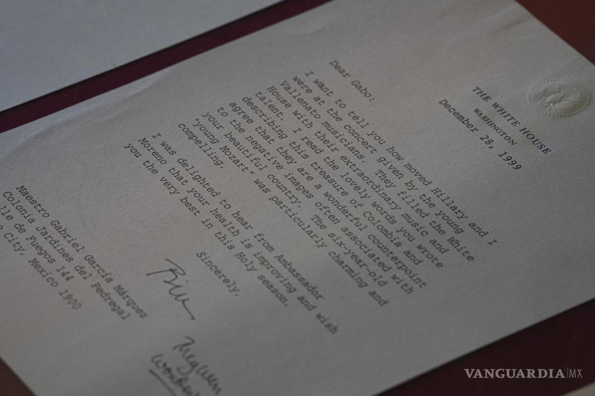 $!Una carta del ex presidente estadounidense Bill Clinton en una exposición en la casa del escritor colombiano Gabriel García Márquez en la Ciudad de México.