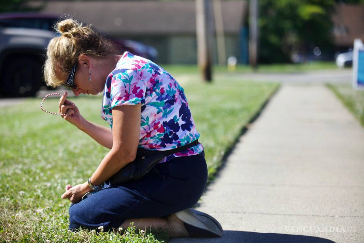 $!Mary Ann Berning hace la señal de la cruz tras enterarse del fallo de la Corte Suprema de Estados Unidos de revocar el caso Roe vs. Wade en Kettering, Ohio.