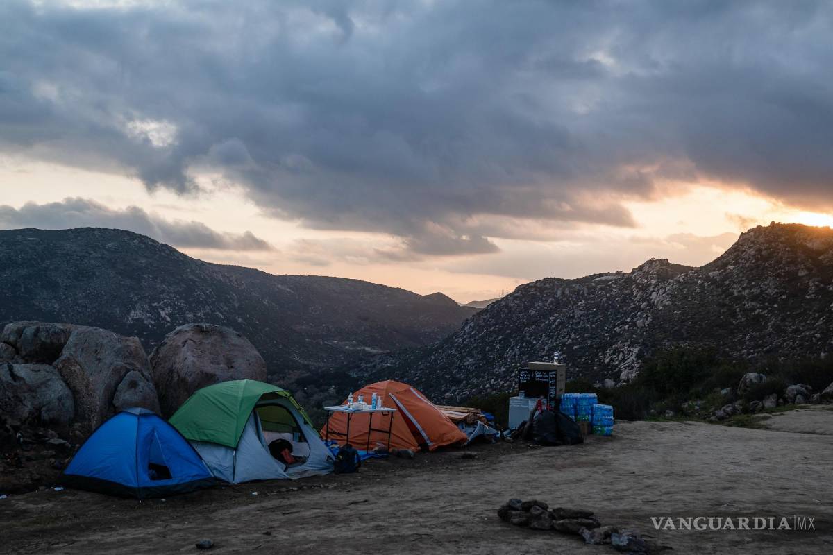 $!Un campamento para solicitantes de asilo que llegan cerca del muro fronterizo en un desierto rural cerca de Campo, California.