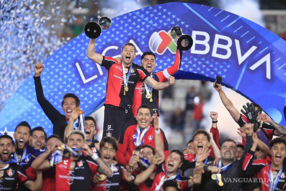$!Los jugadores de Atlas celebran tras coronarse campeones.