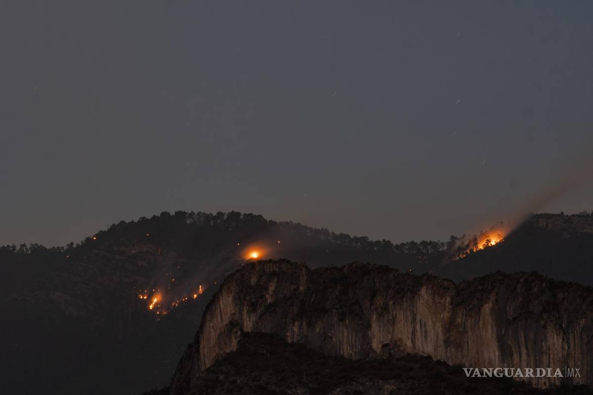 $!Saltillo, Coahuila 14 de mayo del 2022 Incendio en lo alto del Cañón de San Lorenzo, visto desde la colonia Parajes de Santa Elena.
