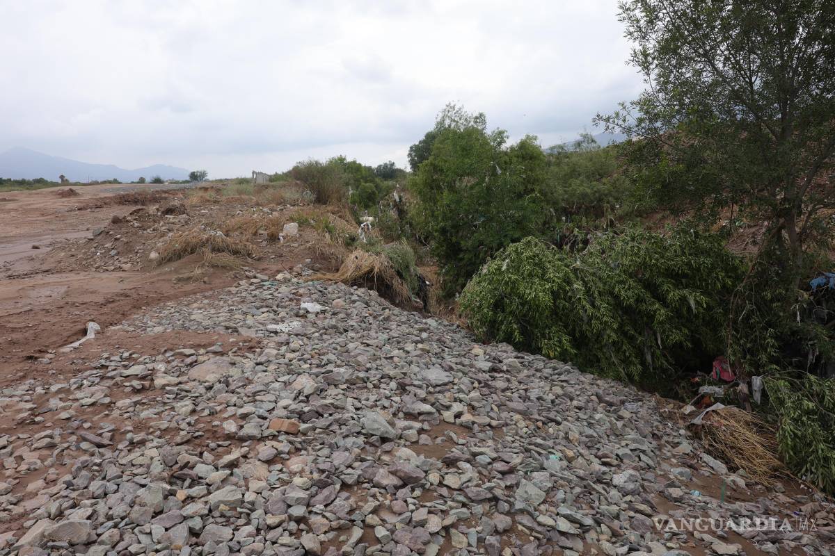 $!Luis Javier señala este punto donde la maquinaria depositó tierra para ampliar el bulevar, reduciendo la salida del agua.