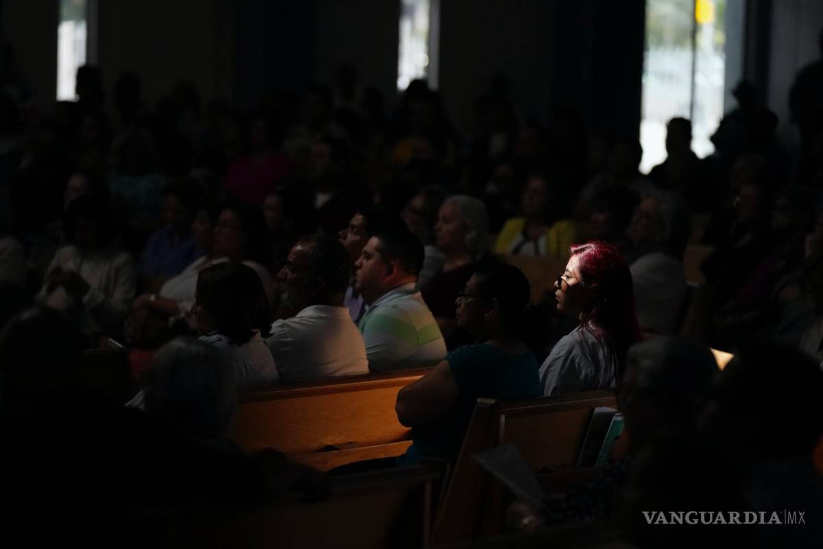 $!Cinthya Benavides en la iglesia católica St. Agatha, un centro de la comunidad nicaragüense de Miami. Benavides fue obligada a abandonar Nicaragua.
