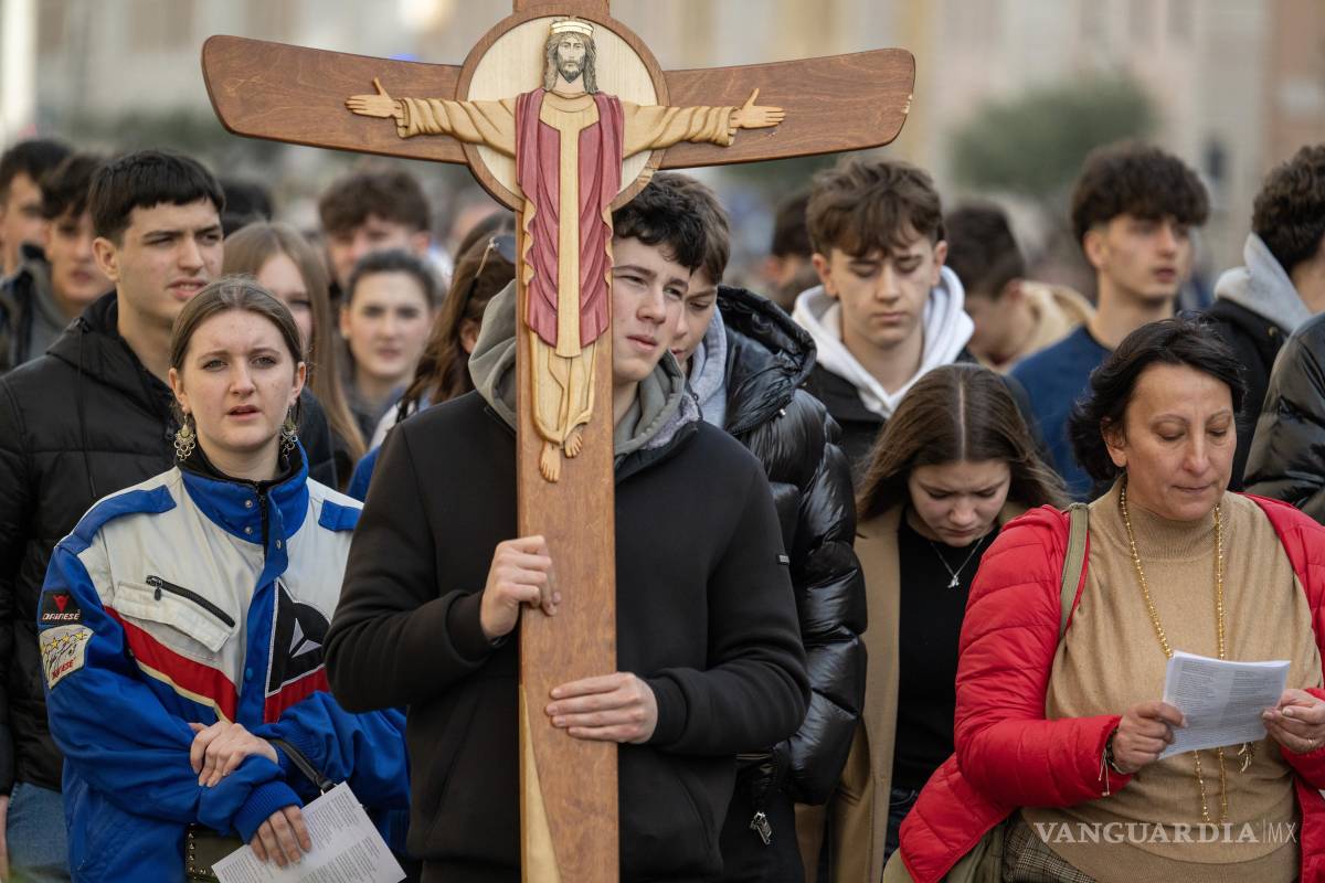 $!Un grupo de peregrinos camina por la Via della Conciliazione en su camino hacia la Plaza de San Pedro en Roma.