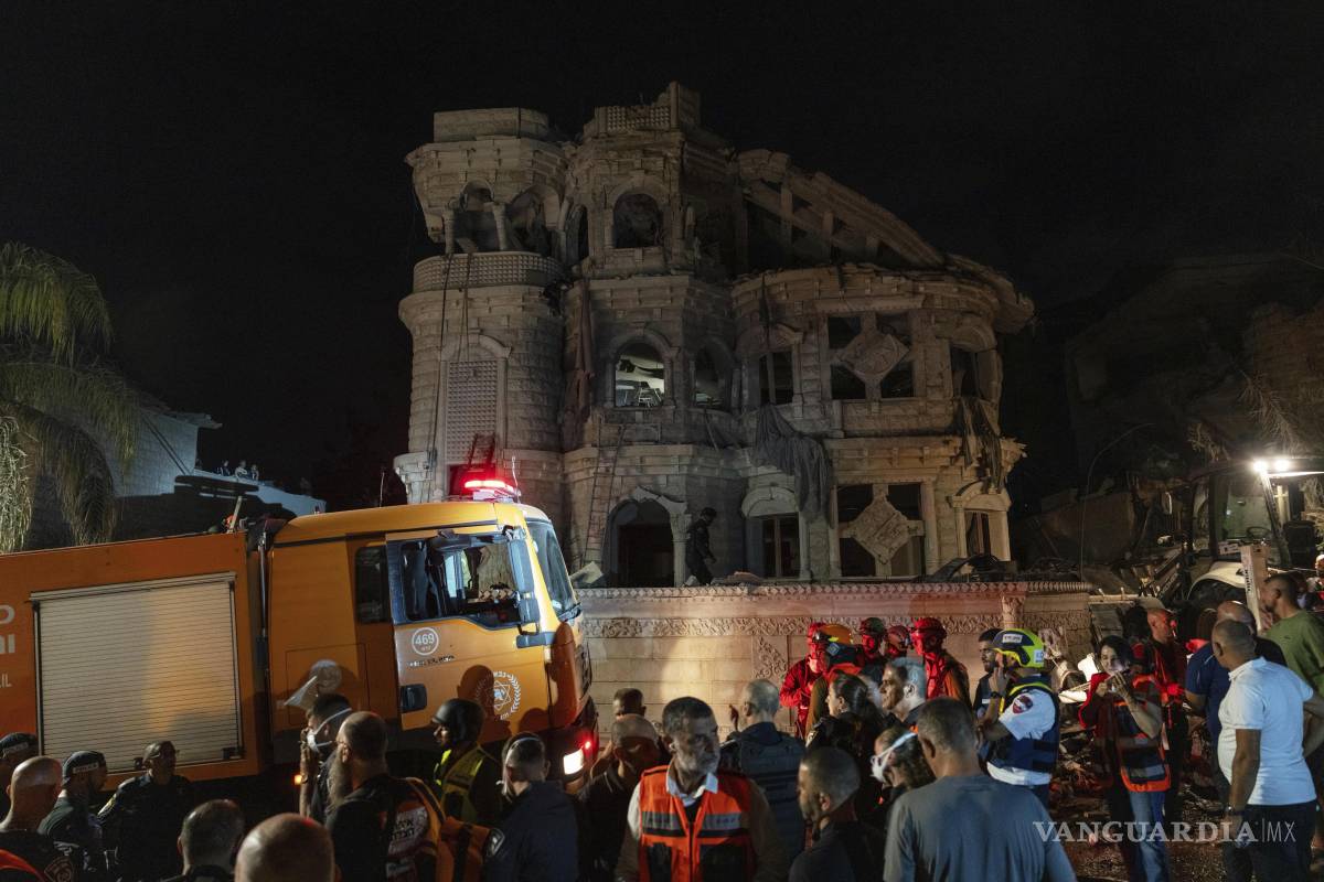 $!Fuerzas de seguridad israelíes inspeccionan las ruinas de una casa que fue alcanzada por un misil lanzado desde Irán, que causó la muerte de varias personas