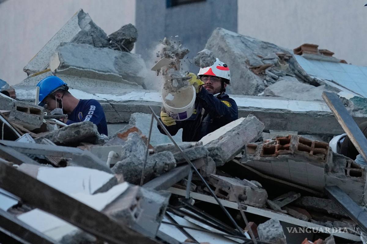 $!Los equipos de rescate retiran los escombros un día después del terremoto que azotó Pereira, Colombia.