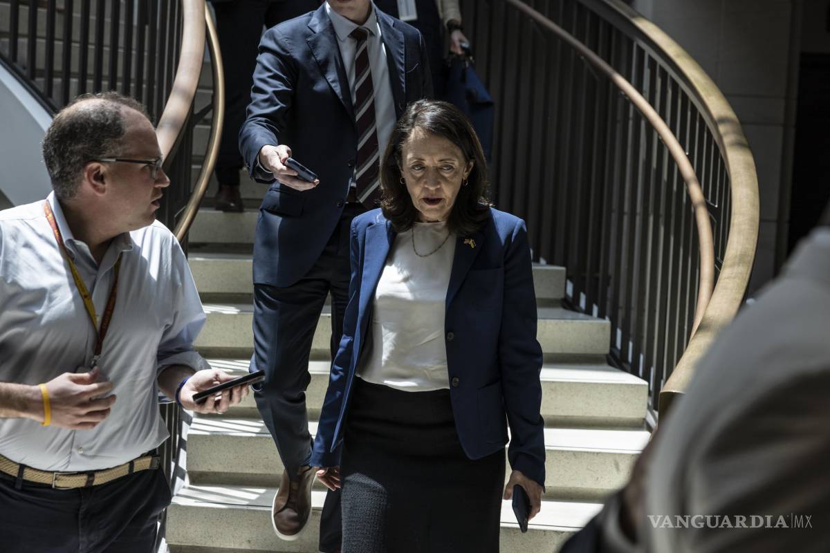 $!La senadora Maria Cantwell (demócrata por Washington) llega al Capitolio en Washington para una sesión informativa clasificada del Senado sobre los ataques estadounidenses contra Irán.