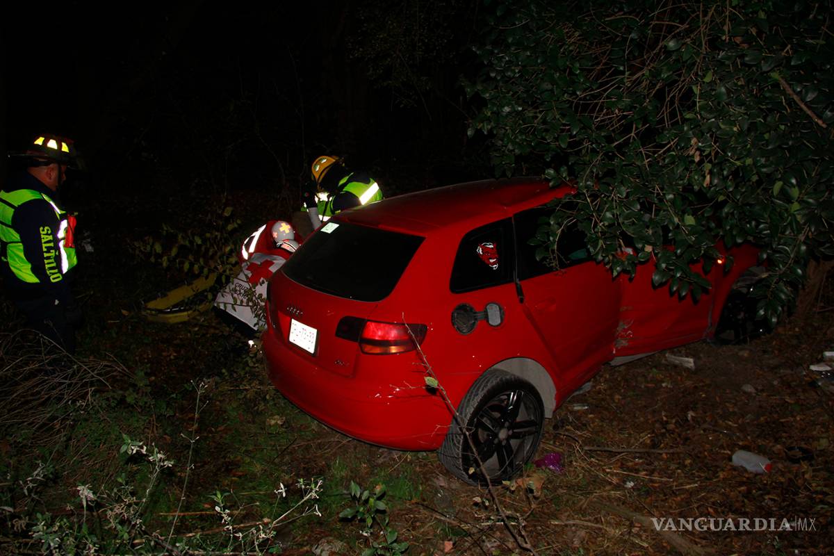 Joven cae a arroyo por evadir retén antialcohol en Saltillo
