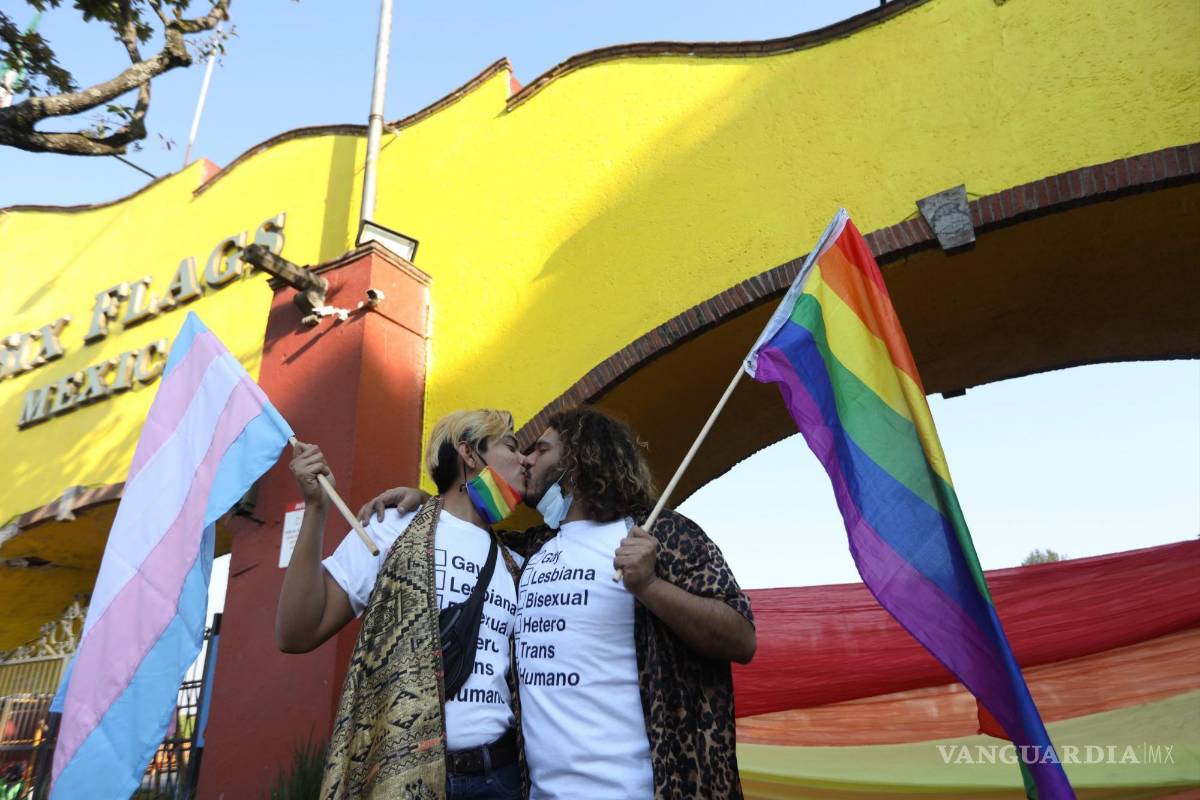 Comunidad LGBT protesta contra discriminación en Six Flags y realizan un “besotón”