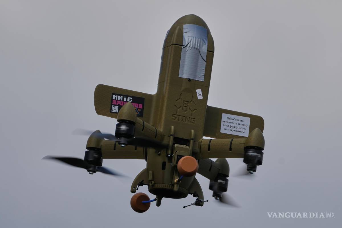 $!Un dron interceptor Sting sobrevuela durante unas maniobras en la Escuela Yatagan de Sistemas Aéreos No Tripulados en la región de Kiev, Ucrania.