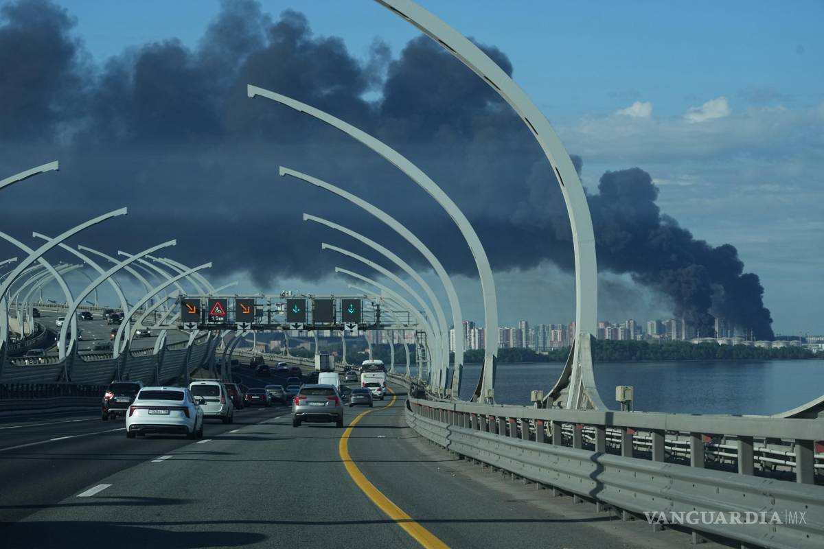 $!Una columna de humo negro se observa sobre el puerto de San Petersburgo, Rusia, el miércoles 3 de junio de 2026, tras un ataque con drones ucranianos.