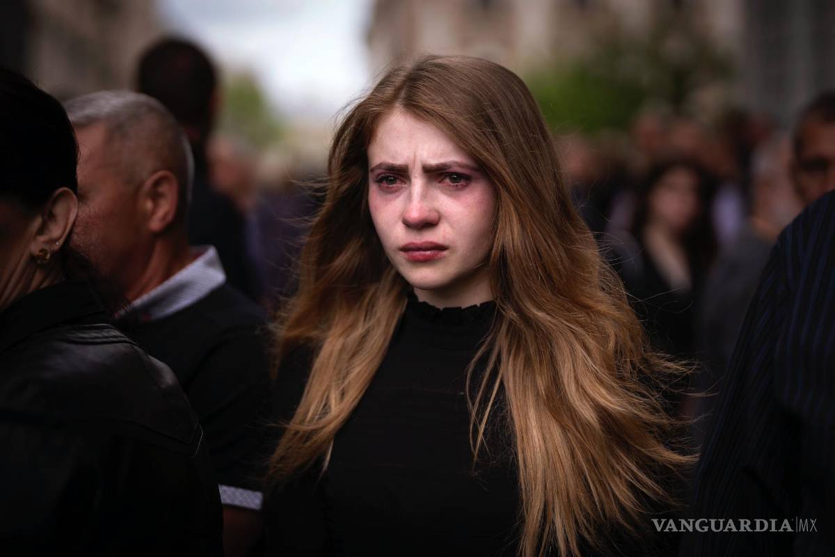 $!Una mujer llora durante los funerales de los militares ucranianos Melnyk Andriy, Shufryn Andriy y Ankratov Oleksandra en Leópolis, Ucrania