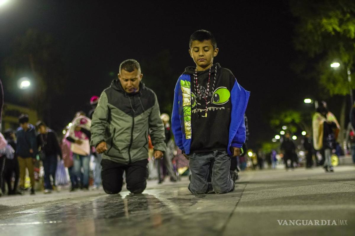 $!Los peregrinos caminan de rodillas en un acto de devoción al llegar a la Basílica de Guadalupe en la Ciudad de México.