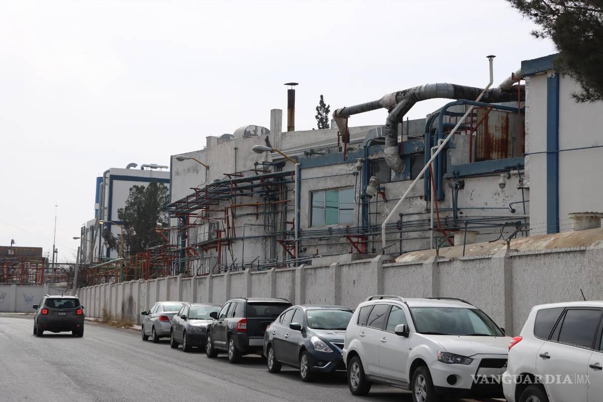 Escapa olor de farmacéutica en Ramos Arizpe; provoca hasta desmayos