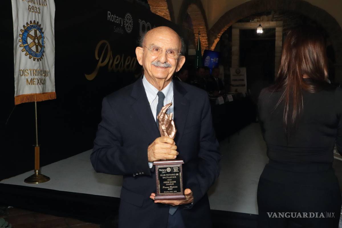 $!Don Kerim Saade Charur fue distinguido como ejemplo de visión y compromiso ciudadano en la celebración del centenario rotario.
