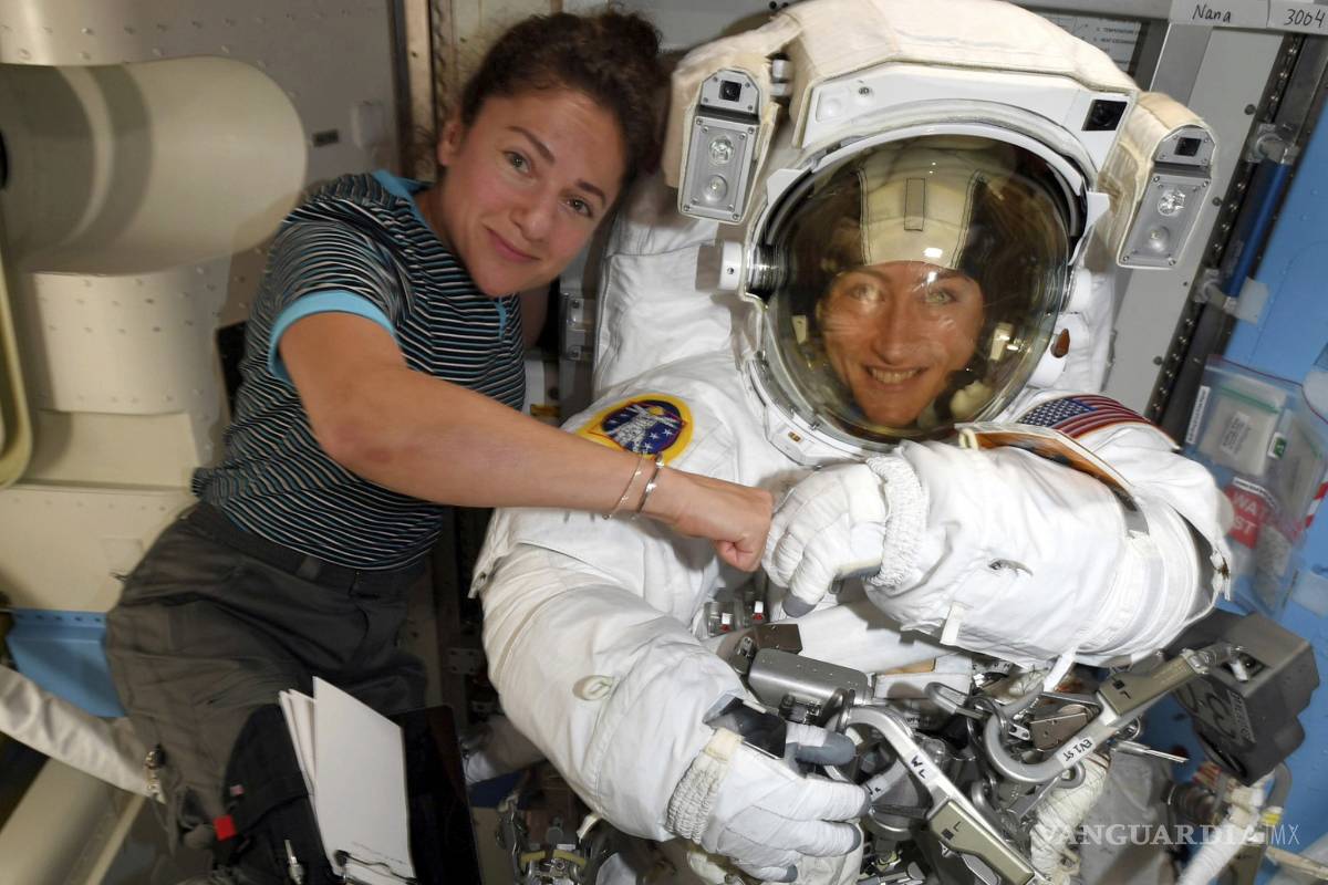 NASA adelanta caminata espacial de mujeres en la Estacion Espacial Internacional