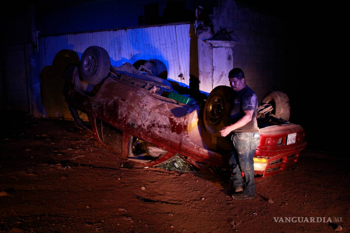 Conductor ebrio vuelca en la carretera a Monclova