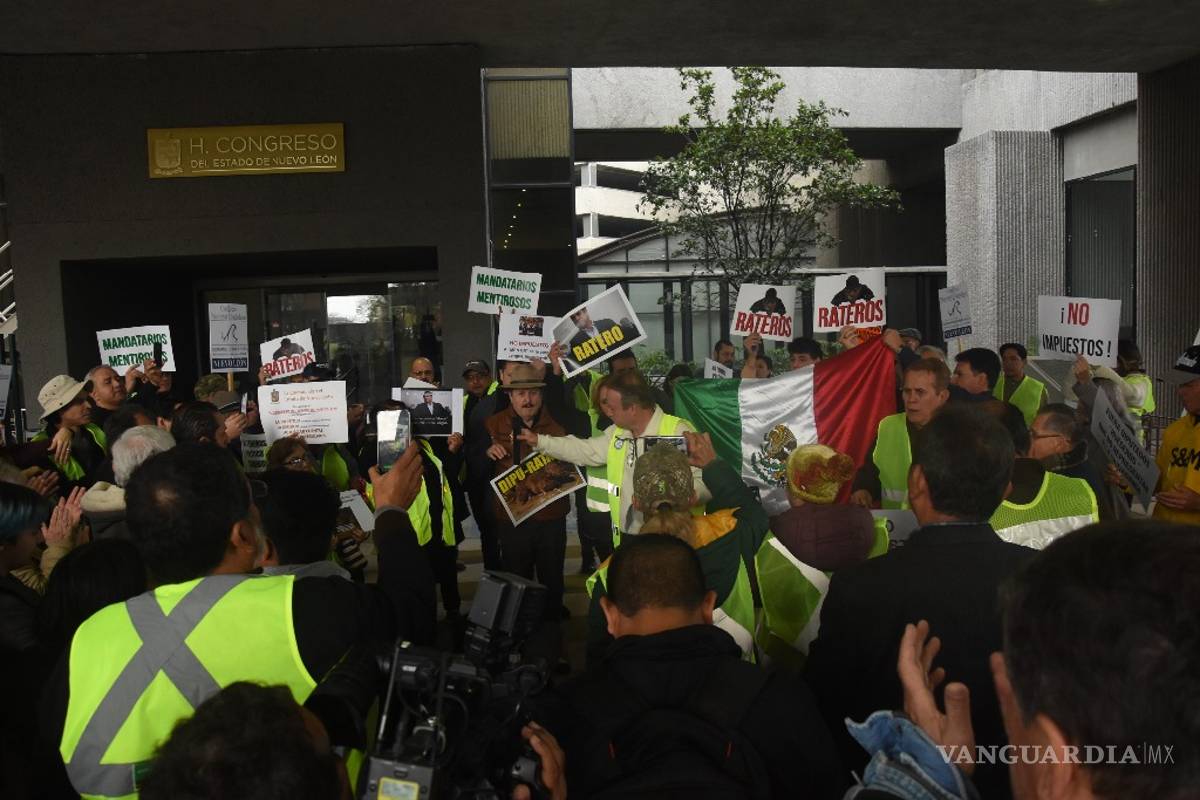 Protestan por alza a impuestos vehiculares en Monterrey