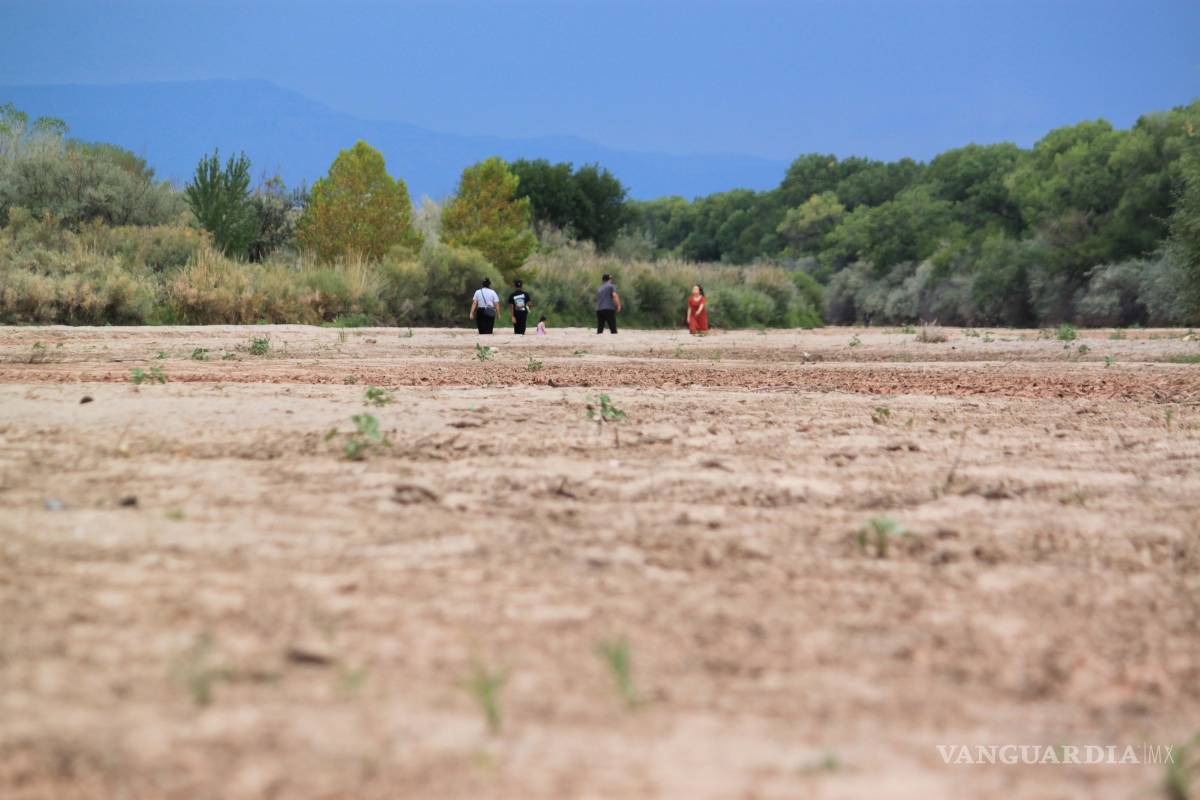 $!Una familia da un paseo por el lecho seco del río Grande en Albuquerque, Nuevo México.