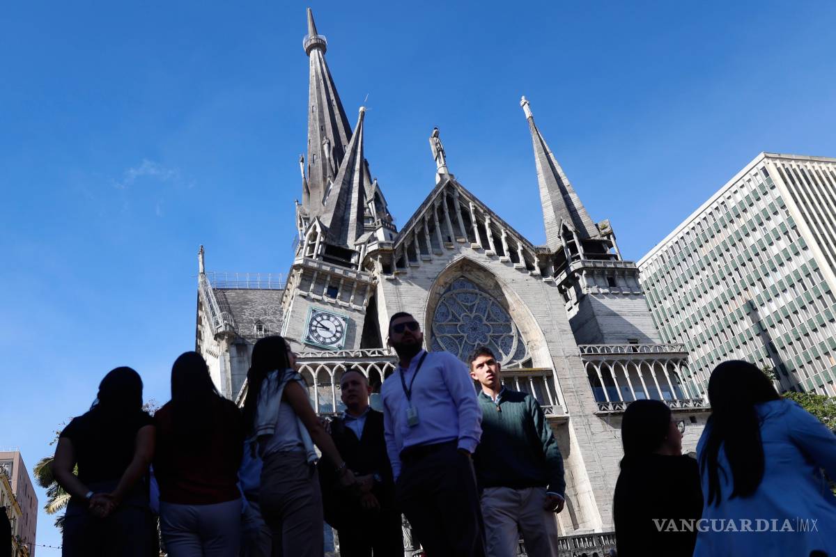 $!Residentes se encuentran afuera de la Catedral de Manizales después de que fuera dañada por un terremoto en Manizales, Colombia.