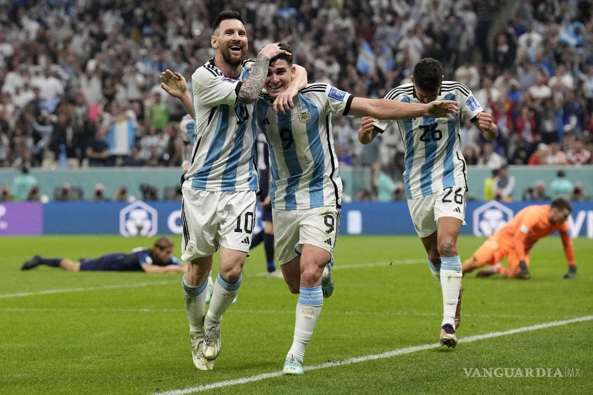 $!Lionel Messi (izquierda) y Julián Álvarez celebran luego que Álvarez anotó un gol para Argentina en la victoria 3-0 ante Croacia en Lusail, Qatar.