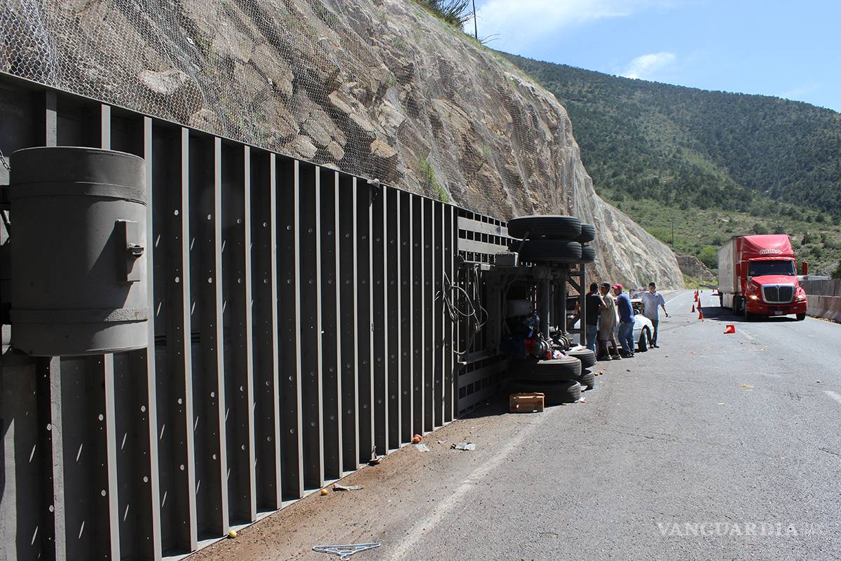 $!Vuelca tráiler en "Los Chorros"y su mercancía es saqueada, en zona sureste de Coahuila
