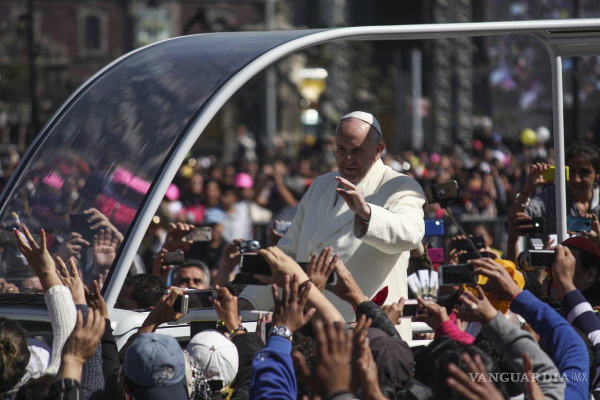$!Miles de fieles católicos se congregan en la plancha del Zócalo Capitalino para observar la llegada del Papa Francisco a Palacio Nacional.