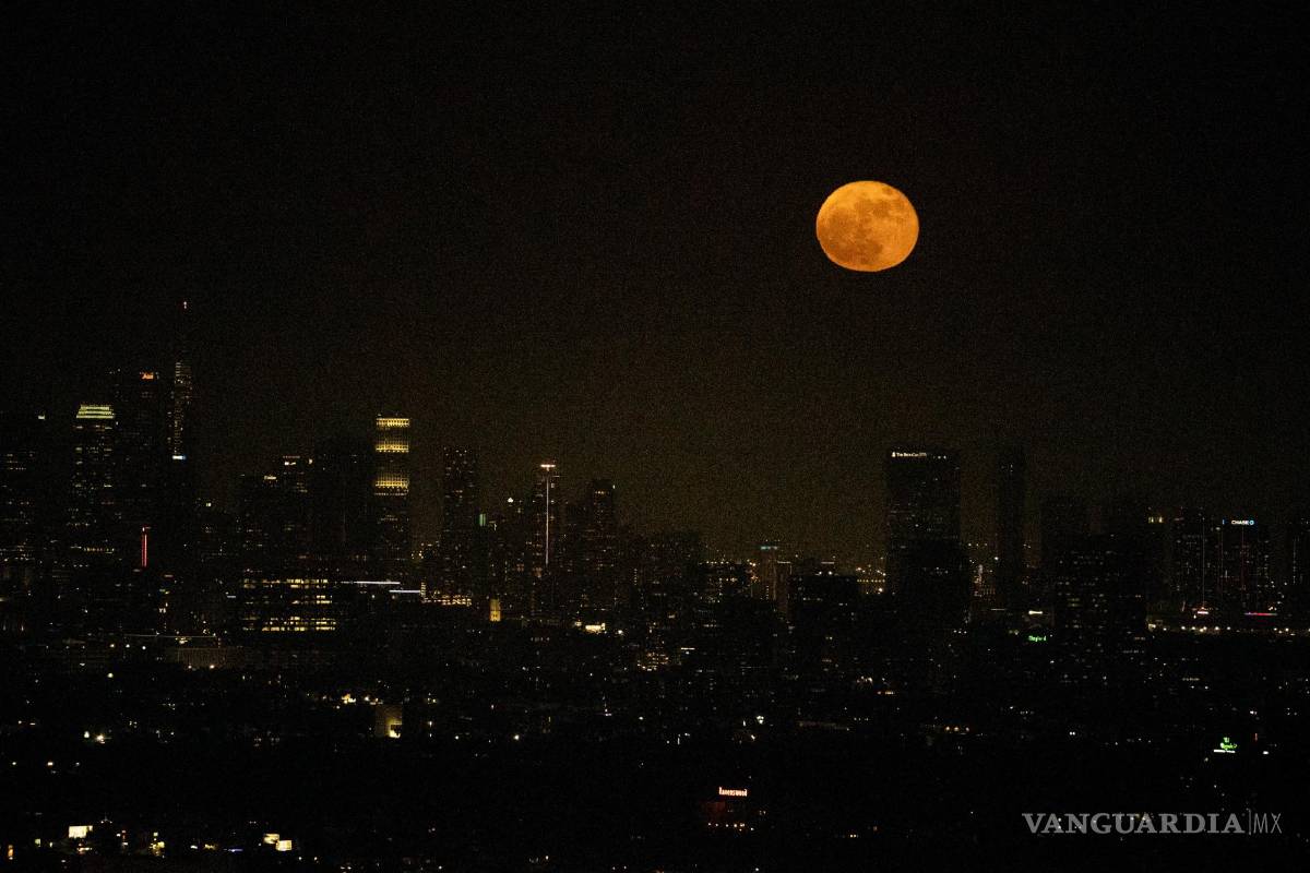 $!Una superluna se eleva sobre el horizonte del centro de Los Ángeles, California. Durante el fenómeno conocido como la “Luna de Fresa”.