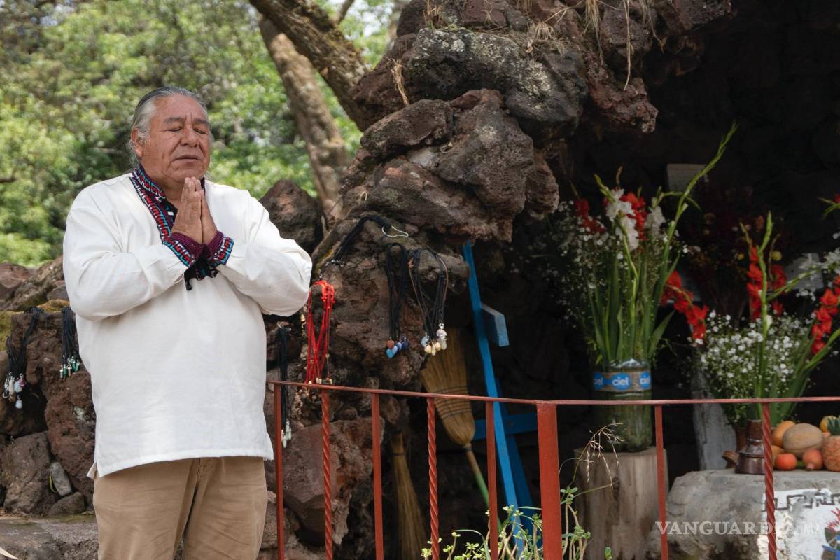$!Moisés Vega agradece por los visitantes del Museo del Volcán junto a una réplica del santuario que la gente le dedica al volcán Popocatépetl, en Amecameca.