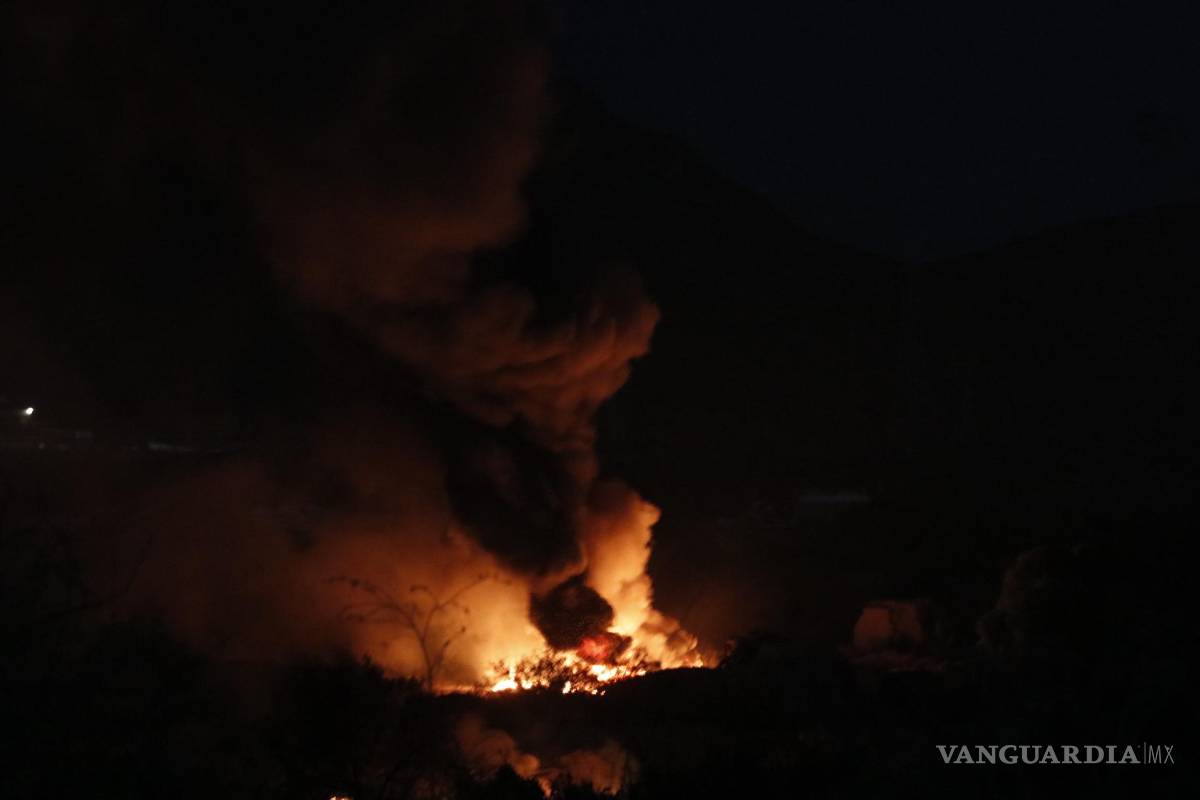 Baldío en llamas se descontrola en carretera antigua a Monclova