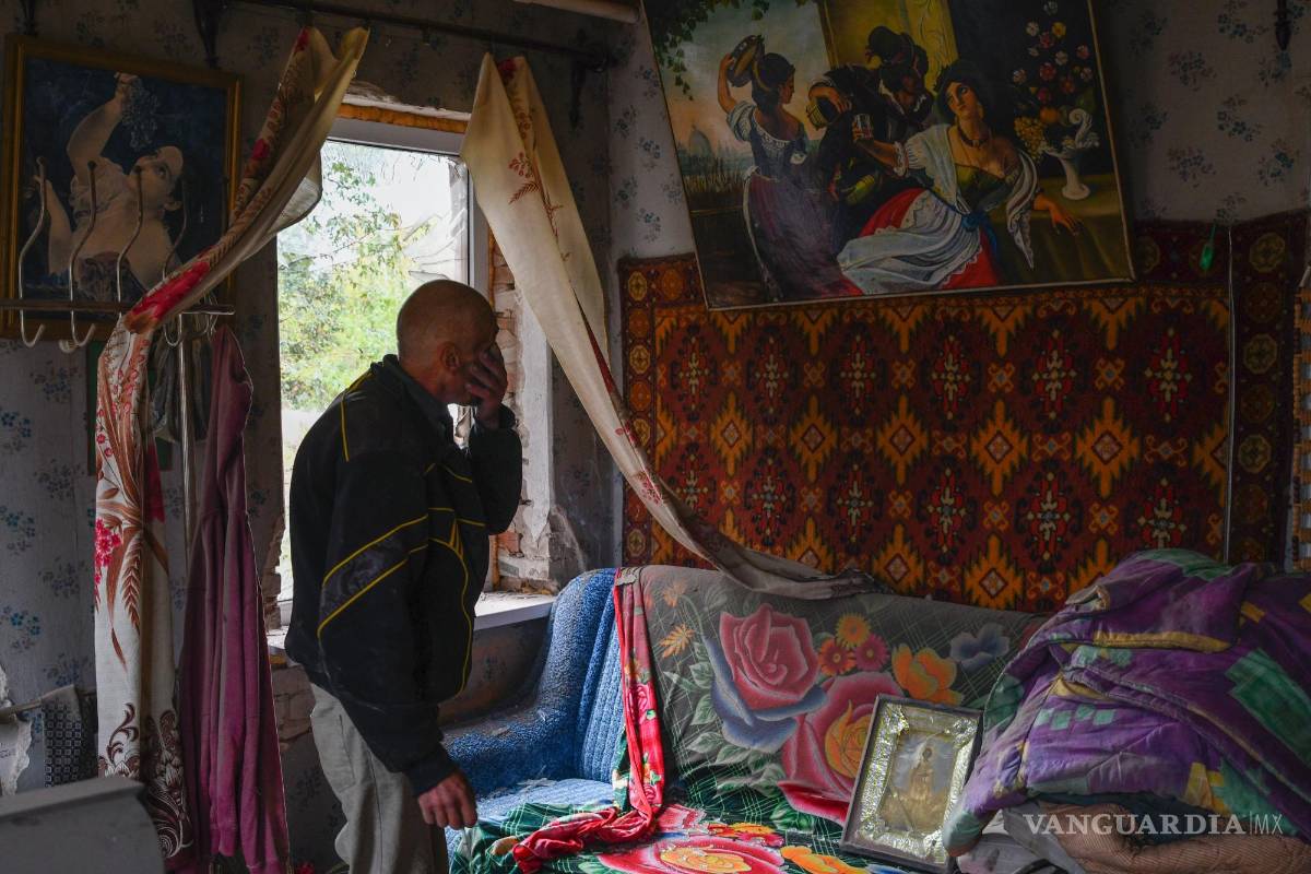 $!Petr Lisovoi, de 61 años, se encuentra en su casa que resultó dañada después de un bombardeo ruso durante la noche en Sloviansk, región de Donetsk, Ucrania.